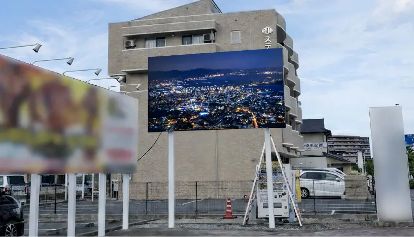 公共施設やビル壁面に設置された屋外用サイネージ壁掛けモデル。案内マップや熱中症注意喚起の表示事例