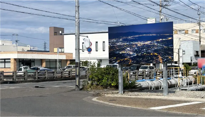 公共施設やビル壁面に設置された屋外用サイネージ壁掛けモデル。案内マップや熱中症注意喚起の表示事例