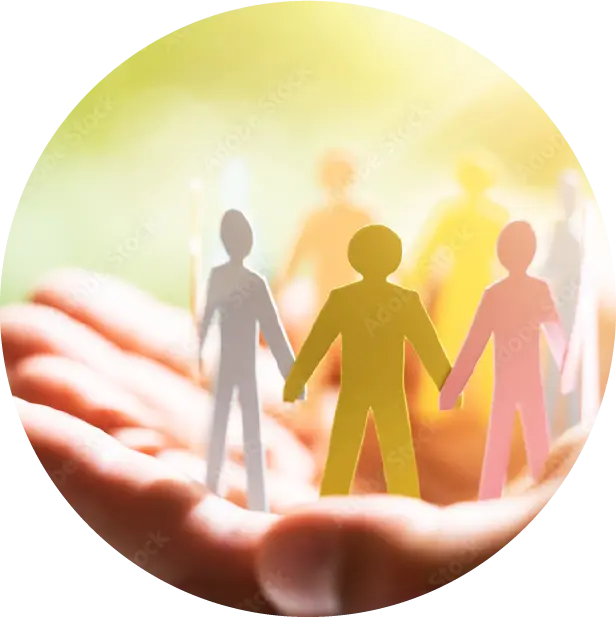 人と人、企業、社会を正しくつなぐイメージ。手のひらの上で色とりどりの人型の紙人形が手を繋いで輪を作る温かい写真